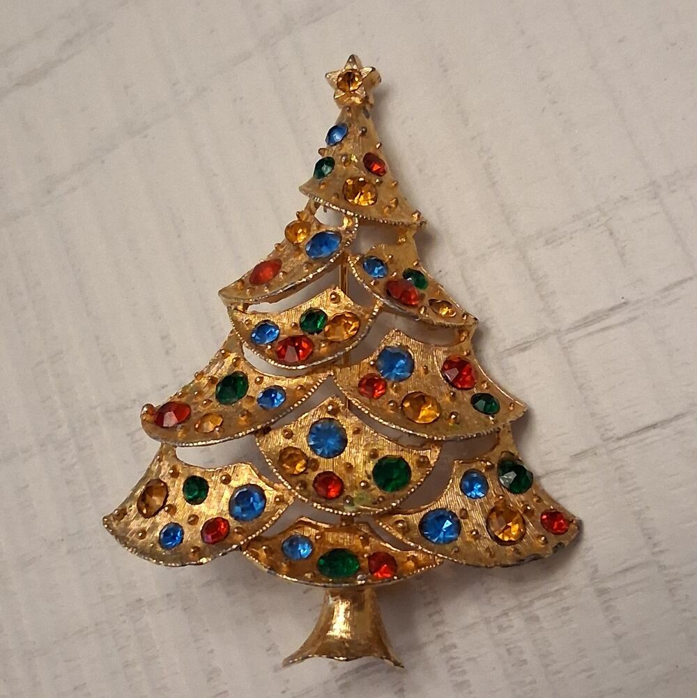 JJ Signed Vintage Christmas Tree Brooch Pin Gold Tone Rhinestones Jewelry